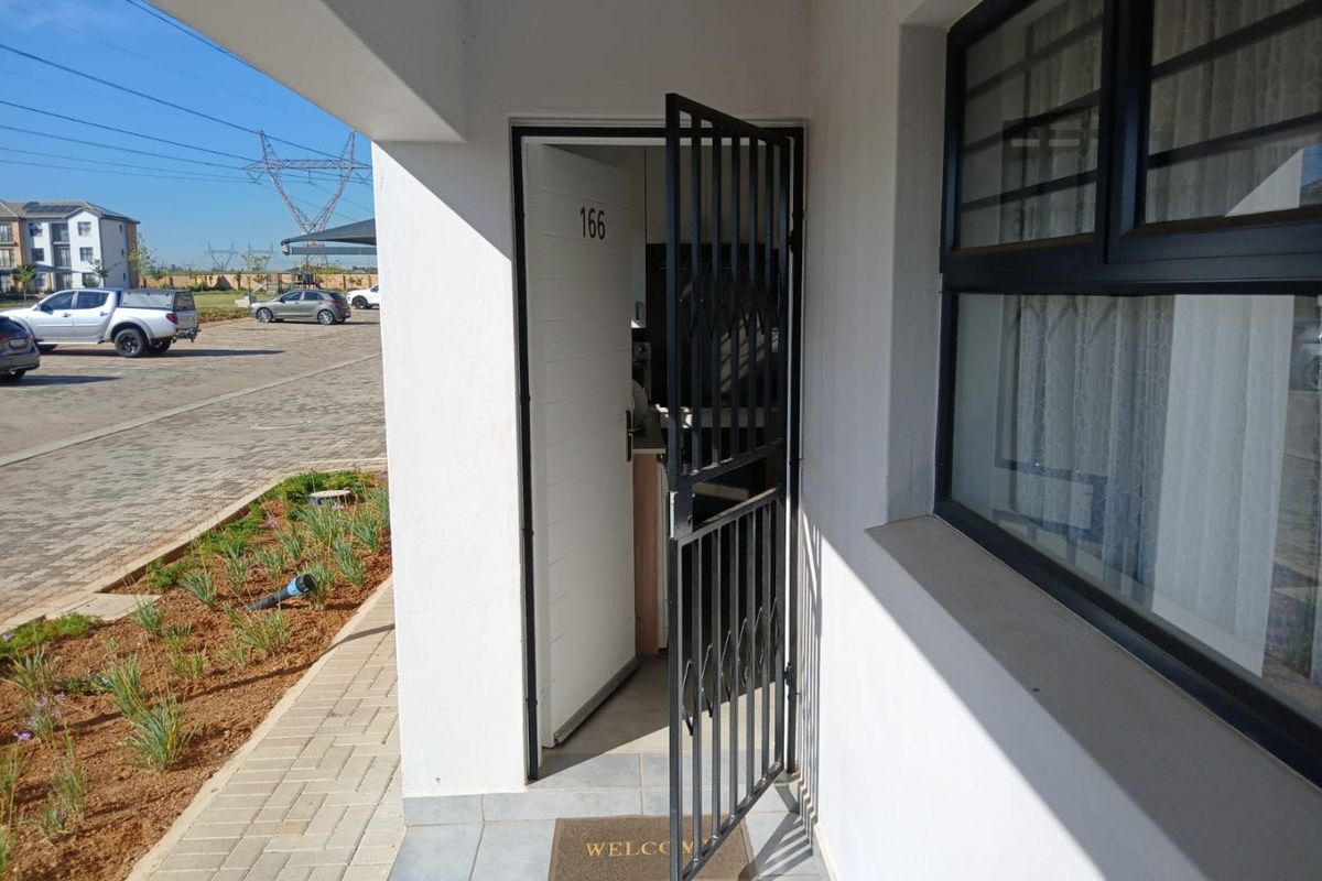 A 2-Bedroom with 1-Bathroom ,Kitchen and a Living room - Photo 2