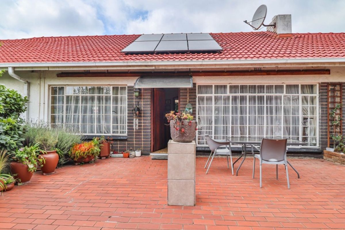 Spacious 3-Bedroom Family Home on Large Stand  - Photo 4