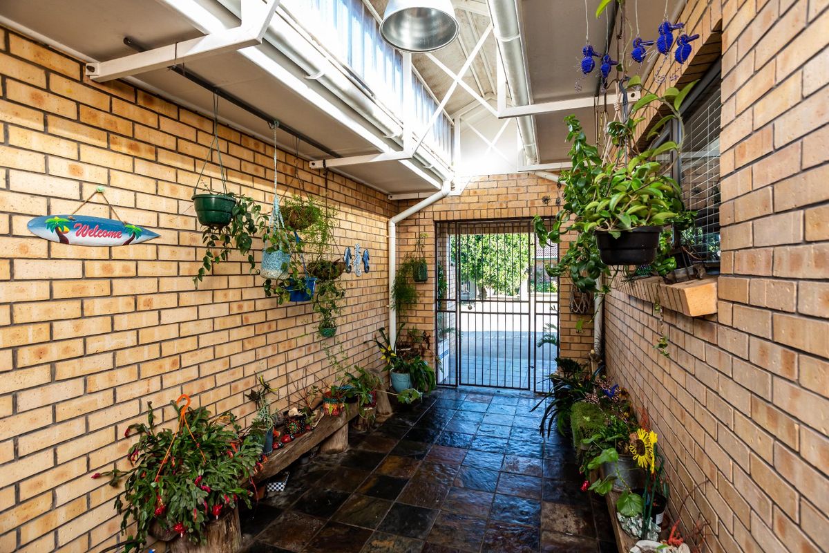 Corner Elegance! A Stylish Retreat Tucked in a Quiet Cul-De-Sac, Very close to Gonubie’s Beach and River.  - Photo 4