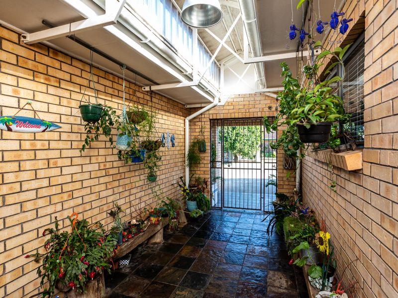 Corner Elegance! A Stylish Retreat Tucked in a Quiet Cul-De-Sac, Very close to Gonubie’s Beach and River.  - Photo 4