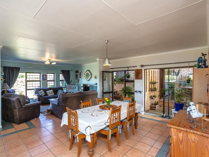 Corner Elegance! A Stylish Retreat Tucked in a Quiet Cul-De-Sac, Very close to Gonubie’s Beach and River.  - Photo 9