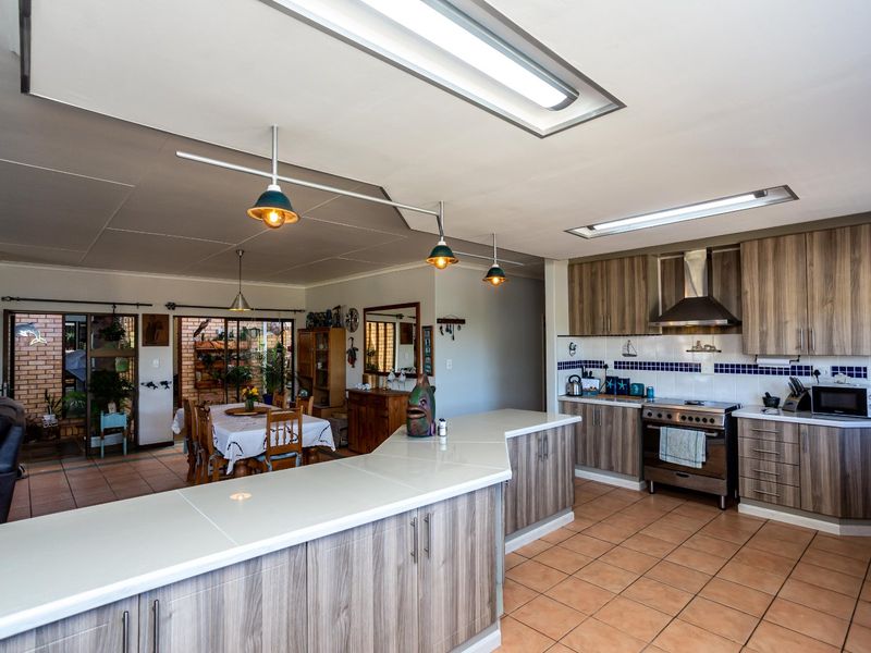 Corner Elegance! A Stylish Retreat Tucked in a Quiet Cul-De-Sac, Very close to Gonubie’s Beach and River.  - Photo 10