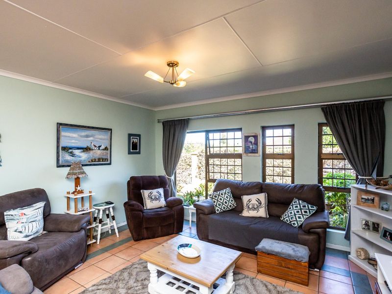 Corner Elegance! A Stylish Retreat Tucked in a Quiet Cul-De-Sac, Very close to Gonubie’s Beach and River.  - Photo 7