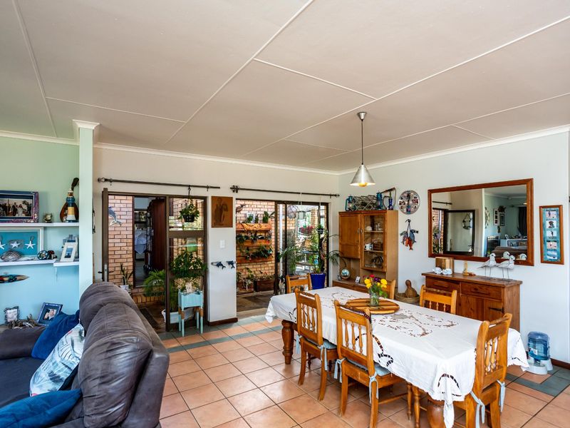 Corner Elegance! A Stylish Retreat Tucked in a Quiet Cul-De-Sac, Very close to Gonubie’s Beach and River.  - Photo 8