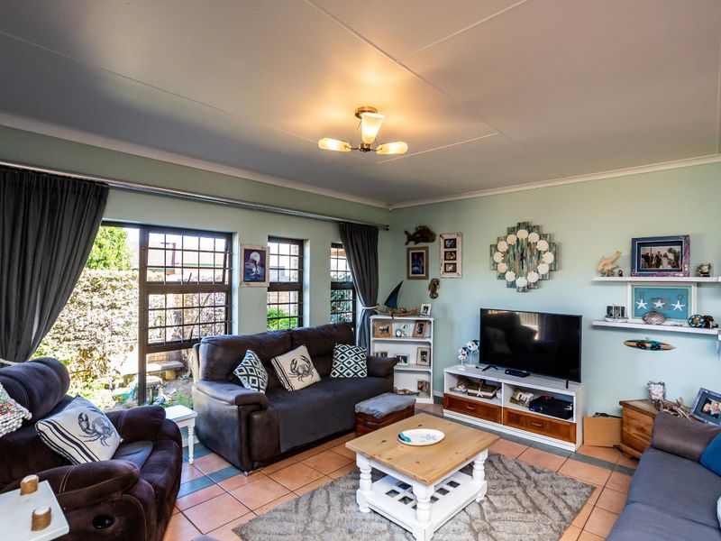 Corner Elegance! A Stylish Retreat Tucked in a Quiet Cul-De-Sac, Very close to Gonubie’s Beach and River.  - Photo 6