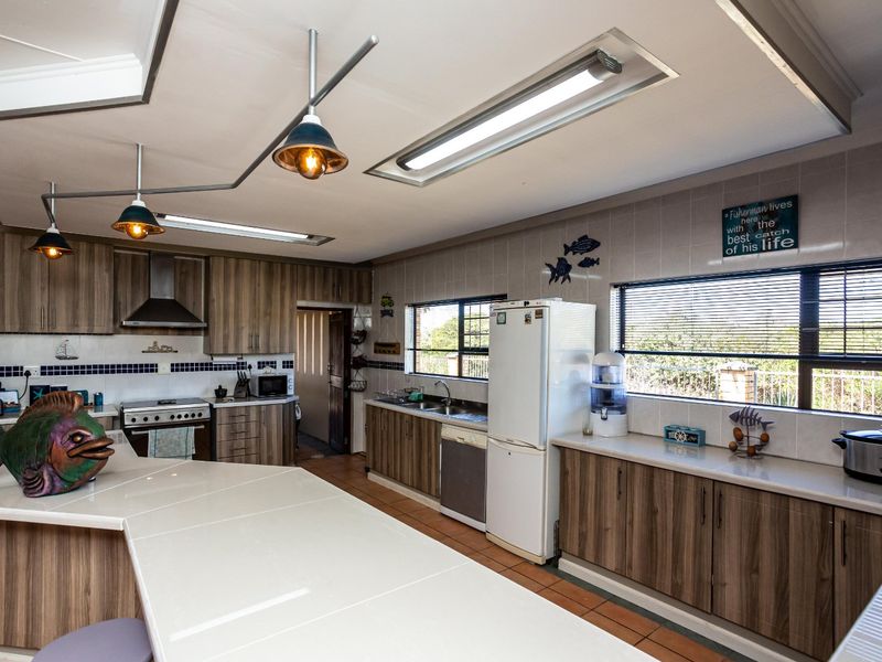 Corner Elegance! A Stylish Retreat Tucked in a Quiet Cul-De-Sac, Very close to Gonubie’s Beach and River.  - Photo 1