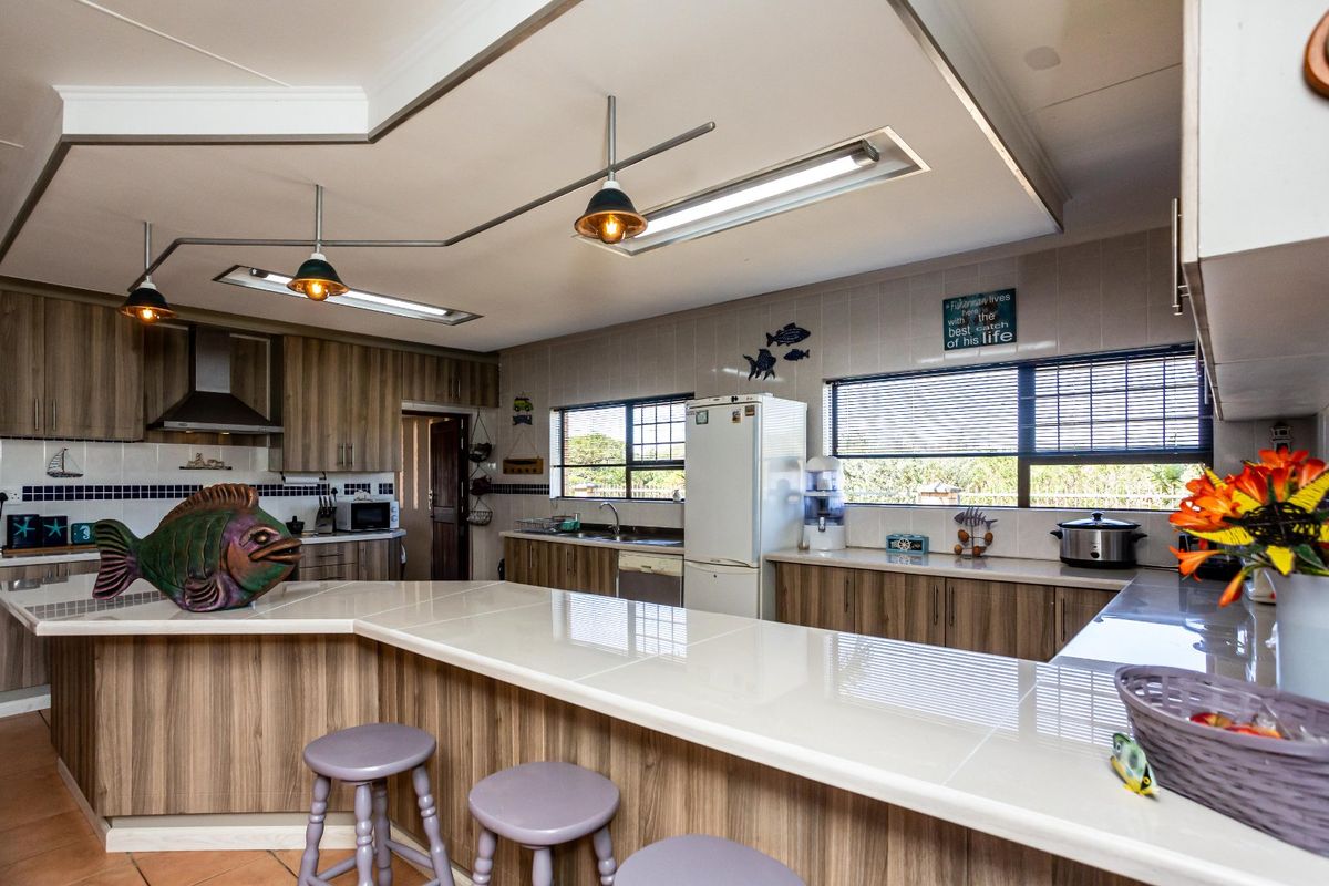 Corner Elegance! A Stylish Retreat Tucked in a Quiet Cul-De-Sac, Very close to Gonubie’s Beach and River.  - Photo 5