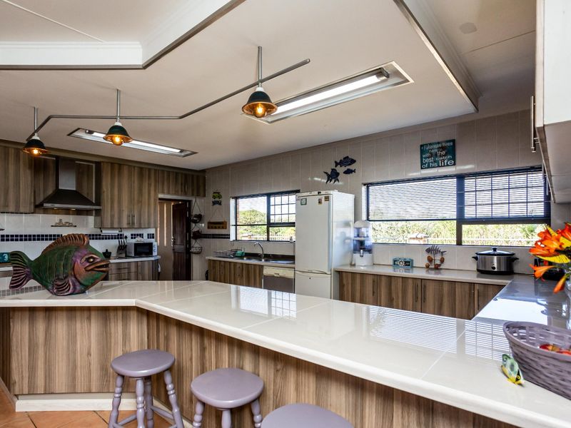 Corner Elegance! A Stylish Retreat Tucked in a Quiet Cul-De-Sac, Very close to Gonubie’s Beach and River.  - Photo 5