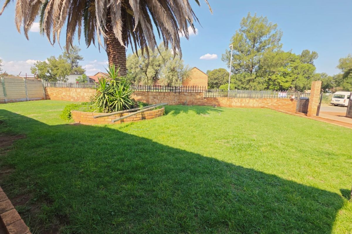 3 Bedroom House For Sale in Stilfontein Ext 1 - Photo 5