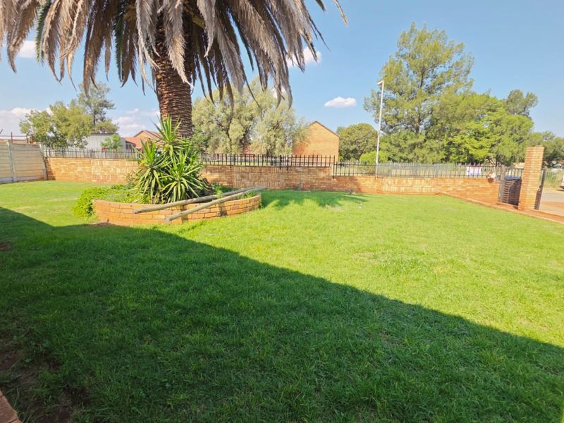 3 Bedroom House For Sale in Stilfontein Ext 1 - Photo 5