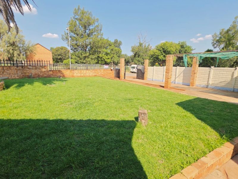 3 Bedroom House For Sale in Stilfontein Ext 1 - Photo 6