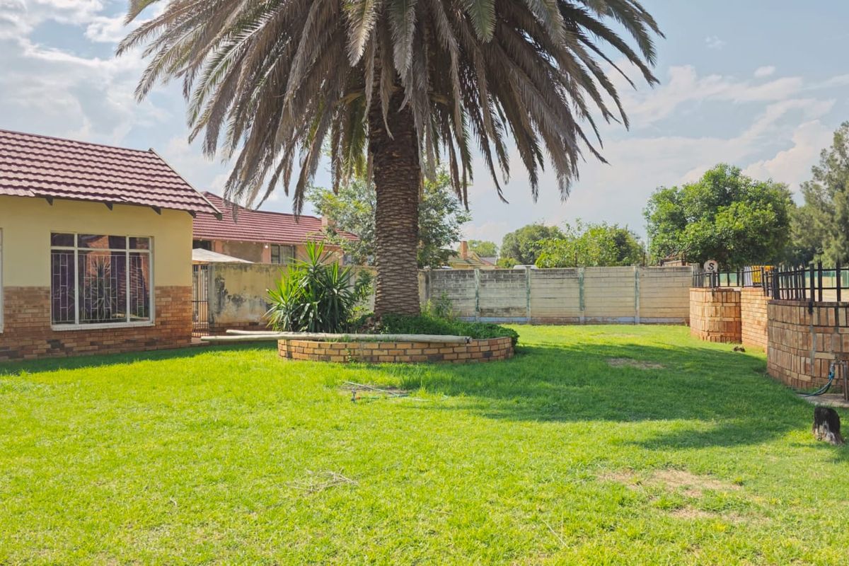 3 Bedroom House For Sale in Stilfontein Ext 1 - Photo 2