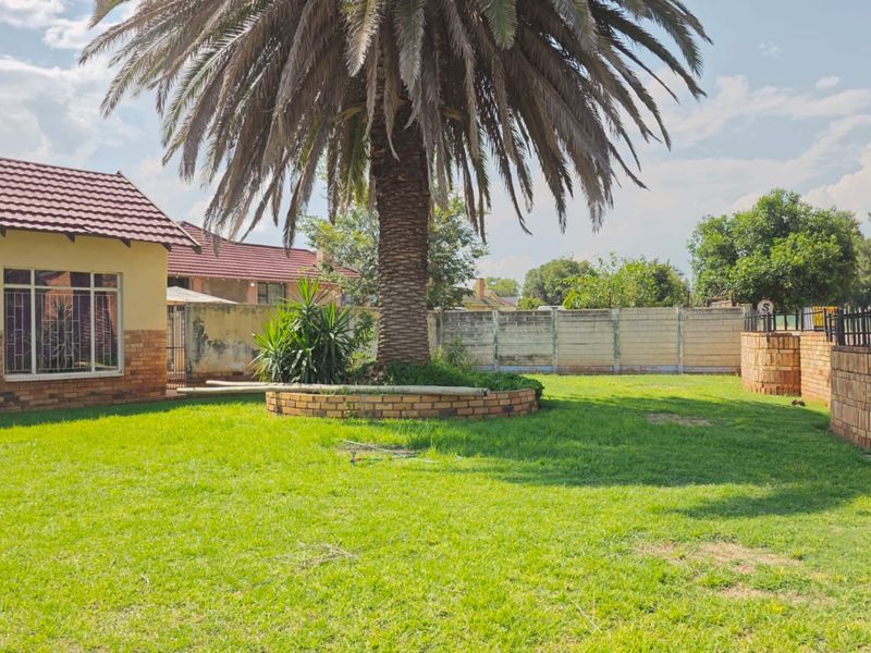3 Bedroom House For Sale in Stilfontein Ext 1 - Photo 2