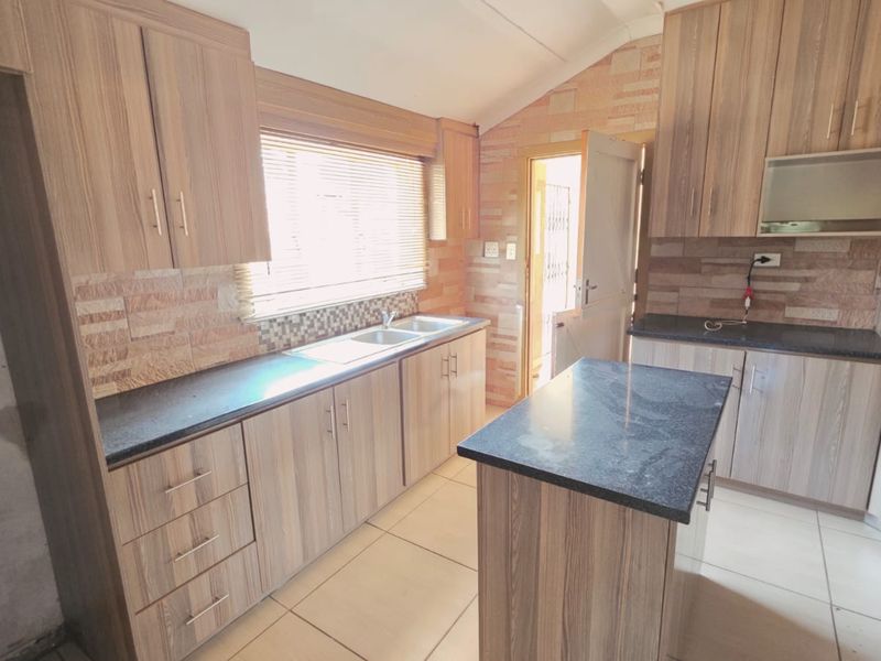 3 Bedroom House For Sale in Stilfontein Ext 1 - Photo 3