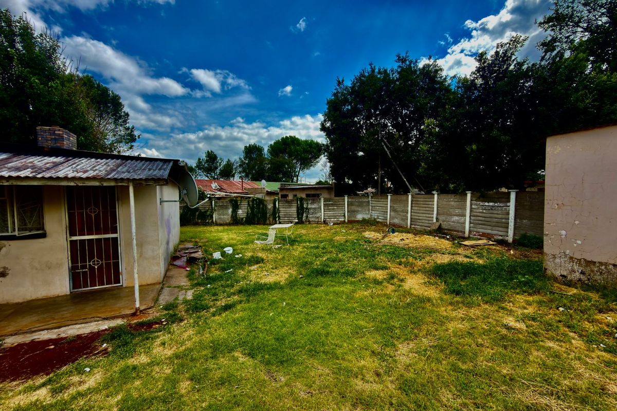 Spacious 3-Bedroom Home - Photo 4