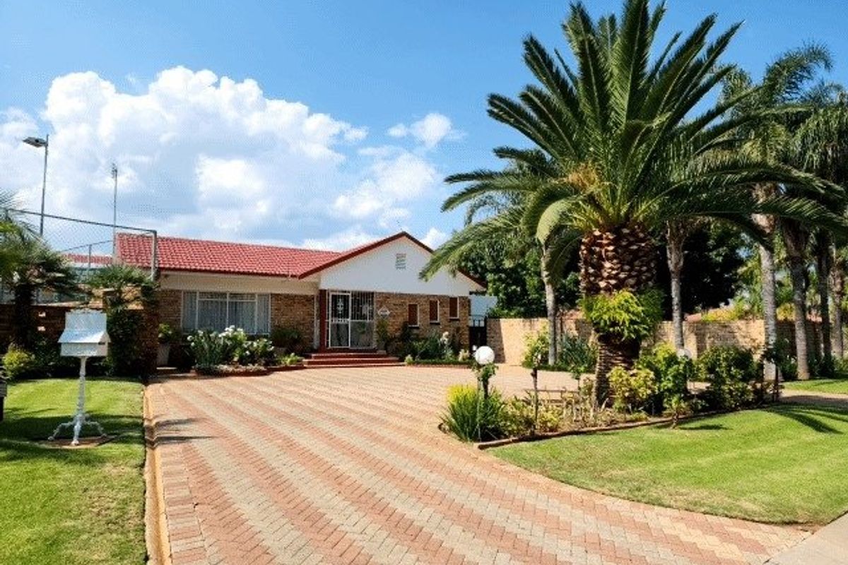 5 BEDROOM HOUSE IN FLAMWOOD - Photo 2