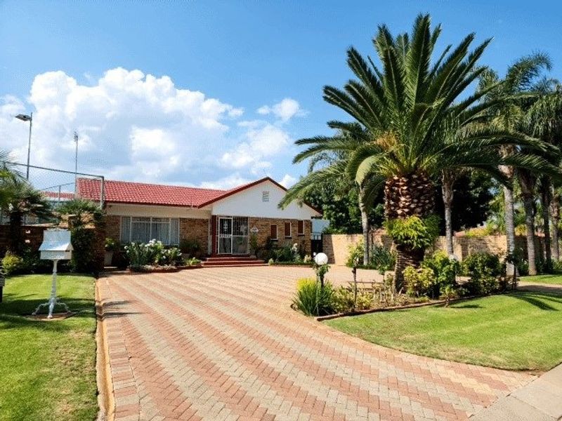 5 BEDROOM HOUSE IN FLAMWOOD - Photo 2