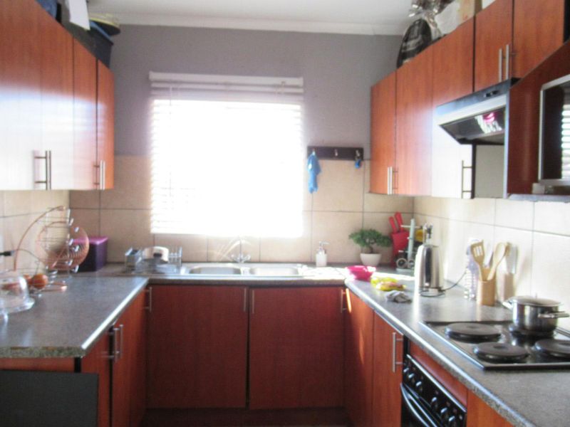 2 bedroom, 2 bathroom house in Willow Park Manor  - Photo 2