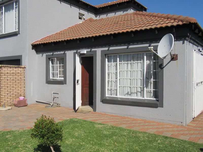 2 bedroom, 2 bathroom house in Willow Park Manor  - Photo 1