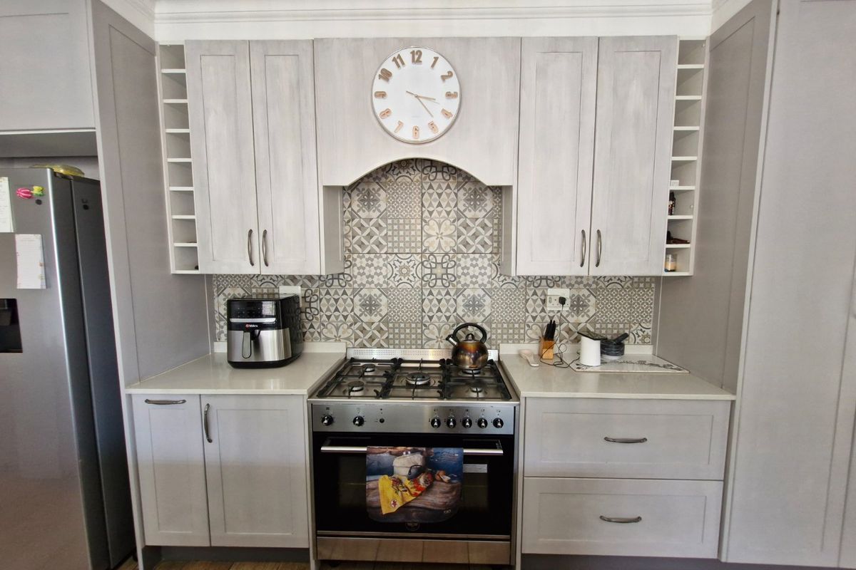 Stunning Modern 3–4 Bedroom Family Home in Secure Boomed-Off Parkrand - Photo 4