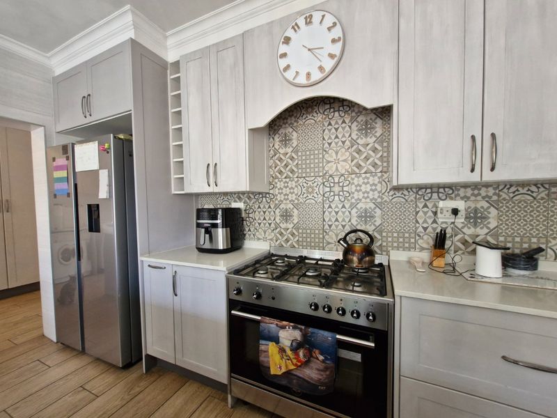 Stunning Modern 3–4 Bedroom Family Home in Secure Boomed-Off Parkrand - Photo 2