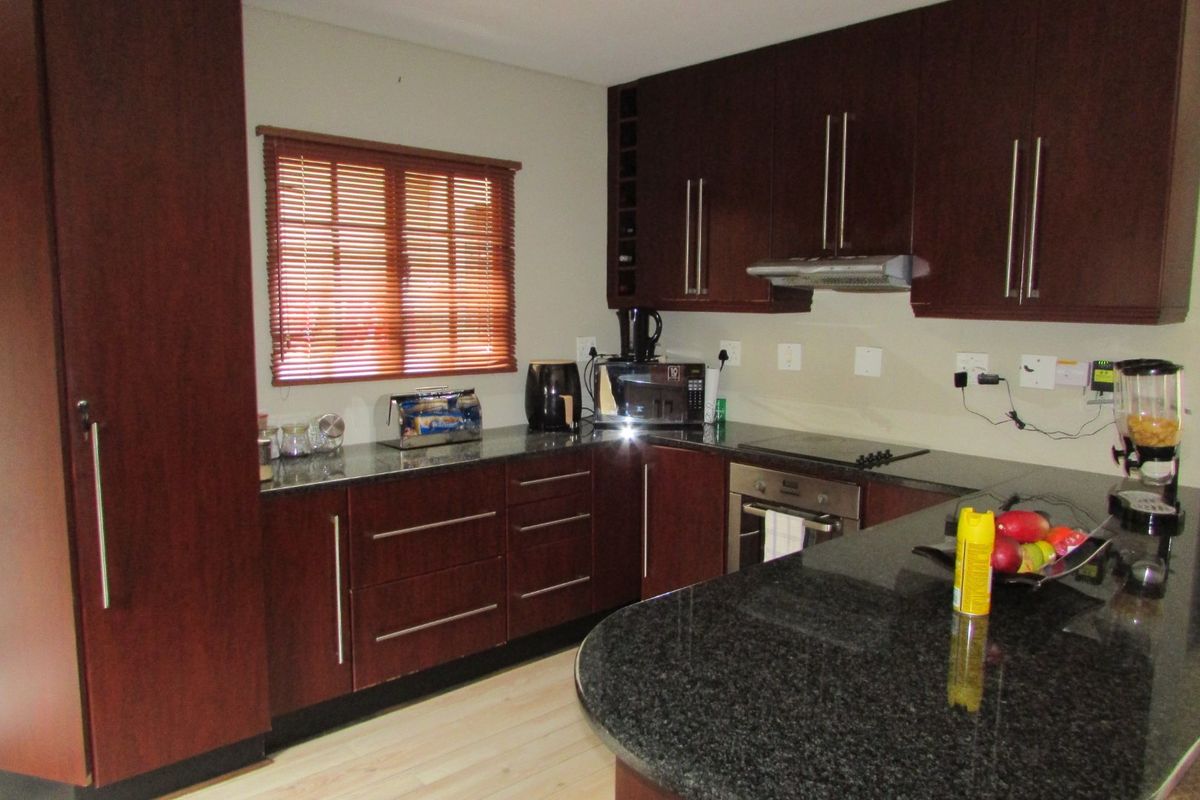 Low-maintenance lock-up and go - Photo 4