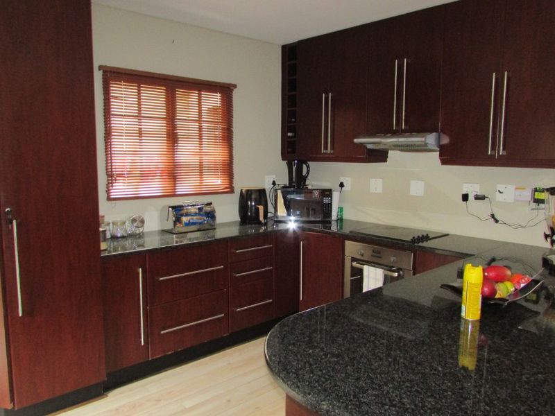 Low-maintenance lock-up and go - Photo 4