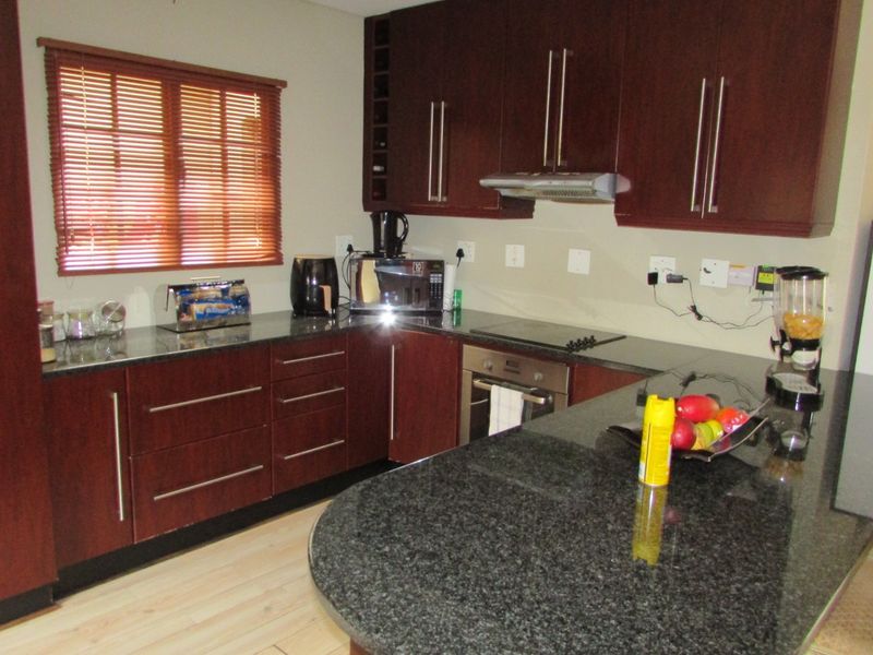 Low-maintenance lock-up and go - Photo 9