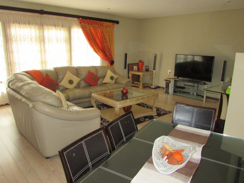 Low-maintenance lock-up and go - Photo 6