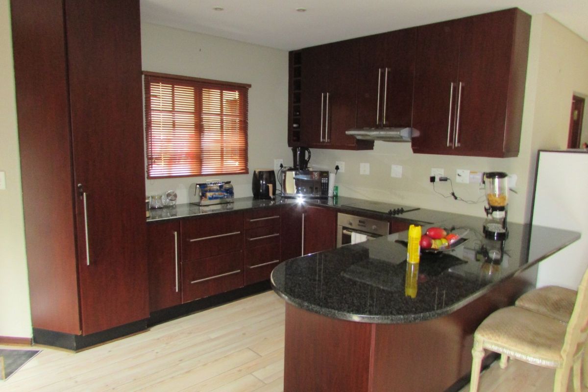 Low-maintenance lock-up and go - Photo 5