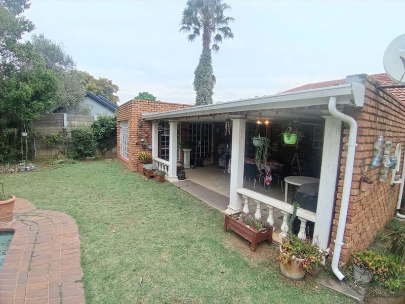 Spacious Family Home with Exceptional Living Areas - Photo 2