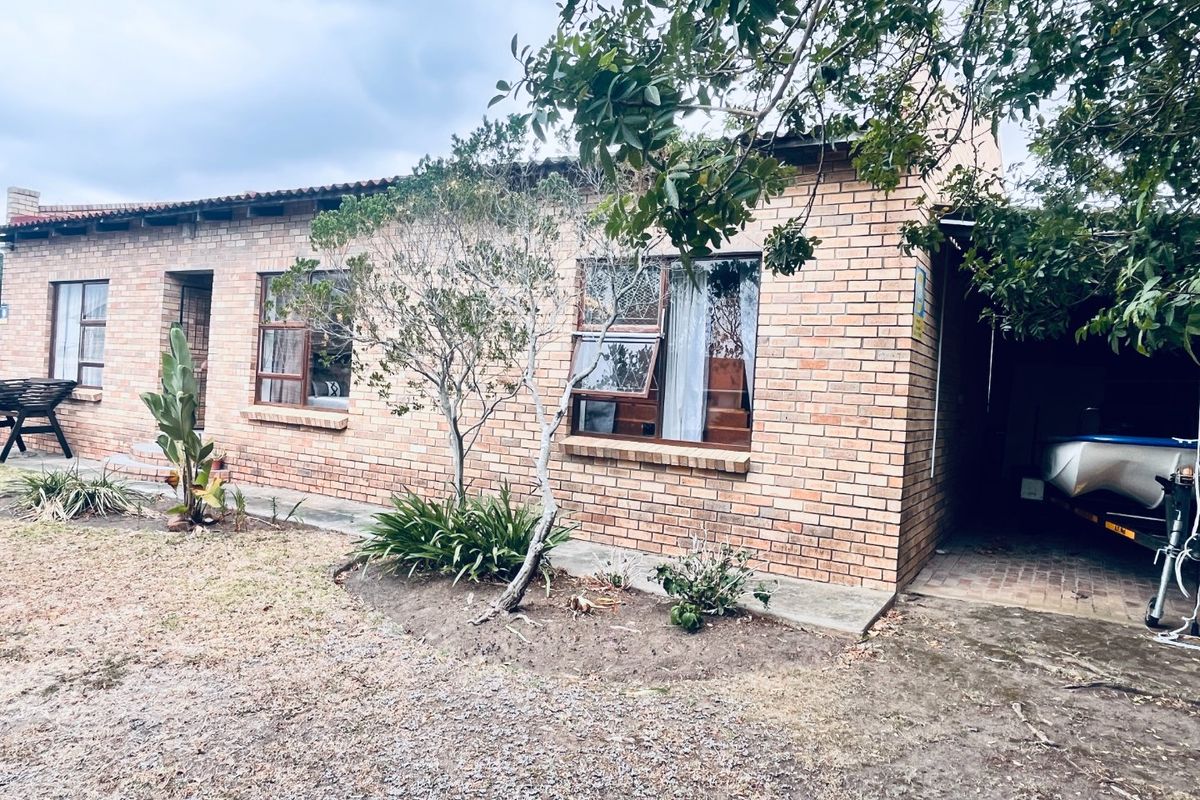 Neat 2-Bedroom Face-Brick Home in Noorsekloof, - Photo 2