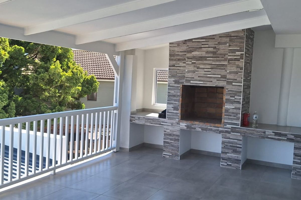 Newly renovated family home with views of the Knysna Heads and the Estuary - Photo 4