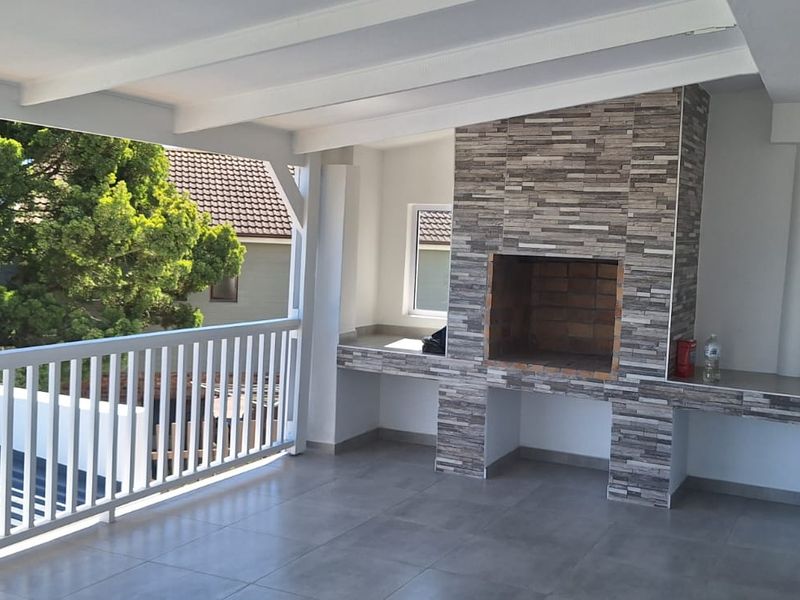 Newly renovated family home with views of the Knysna Heads and the Estuary - Photo 4