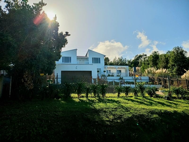 Newly renovated family home with views of the Knysna Heads and the Estuary - Photo 2