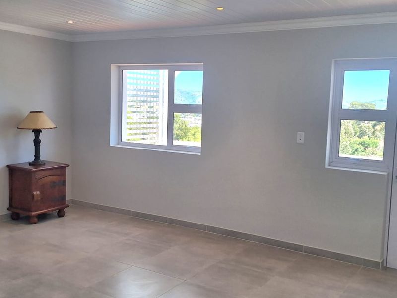 Newly renovated family home with views of the Knysna Heads and the Estuary - Photo 9