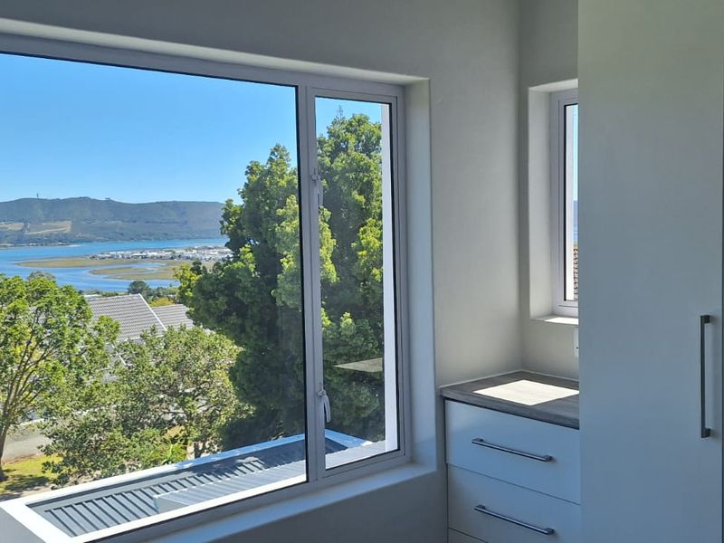 Newly renovated family home with views of the Knysna Heads and the Estuary - Photo 4