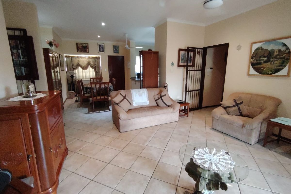 Beautifull 3 Bedroom 2 bathroom Townhouse - Photo 2