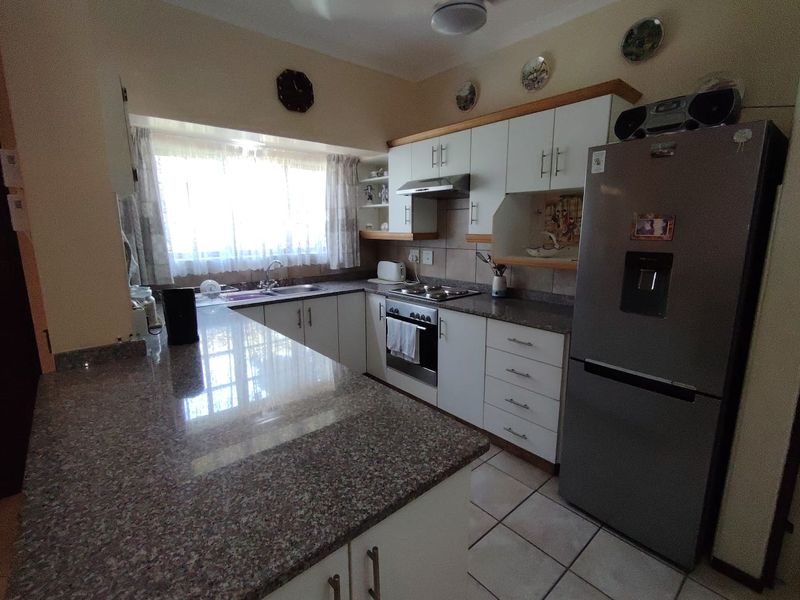 Beautifull 3 Bedroom 2 bathroom Townhouse - Photo 6