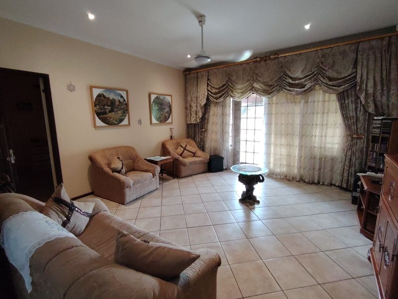 Beautifull 3 Bedroom 2 bathroom Townhouse - Photo 3