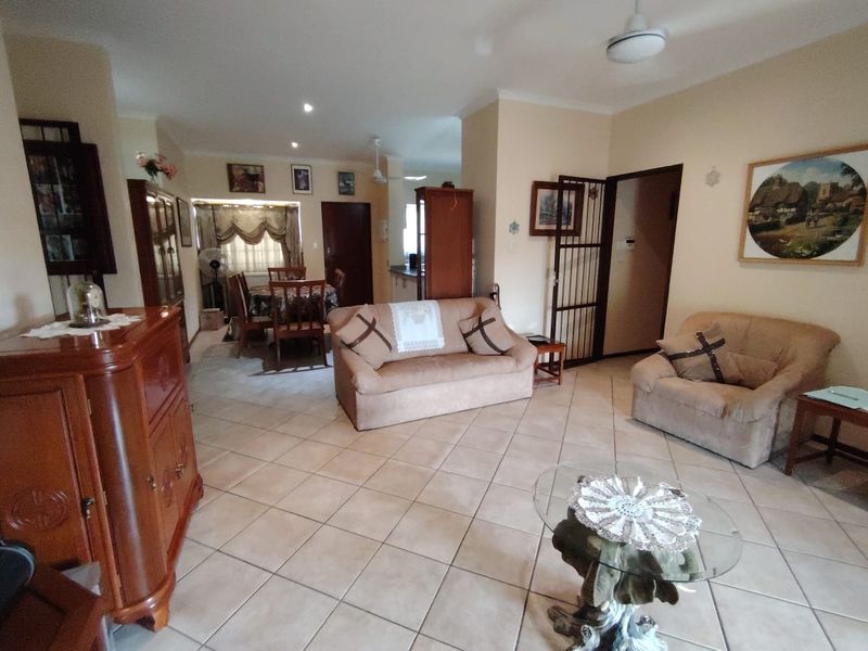 Beautifull 3 Bedroom 2 bathroom Townhouse - Photo 2