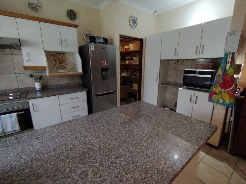 Beautifull 3 Bedroom 2 bathroom Townhouse - Photo 7