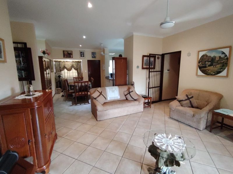 Beautifull 3 Bedroom 2 bathroom Townhouse - Photo 4