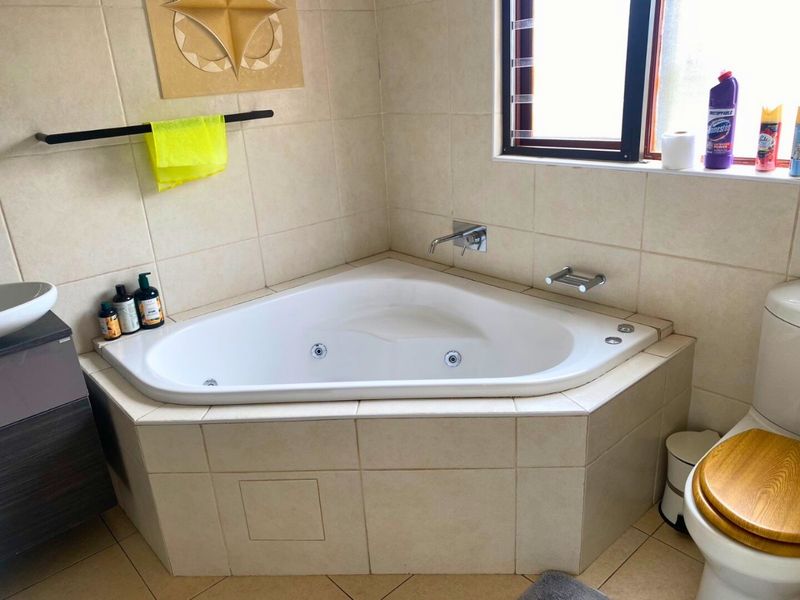 Luxury 3-Bedroom Family Home for Sale – Vorna Valley - Photo 4