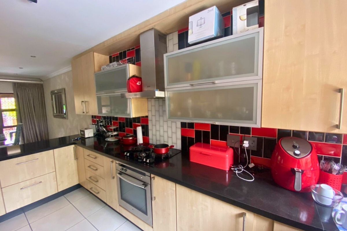 Luxury 3-Bedroom Family Home for Sale – Vorna Valley - Photo 2