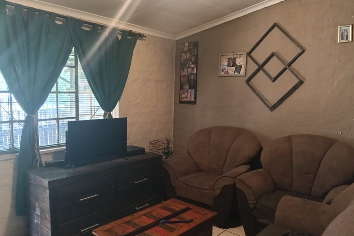 4 Bedroom House For Sale in Danville - Photo 3