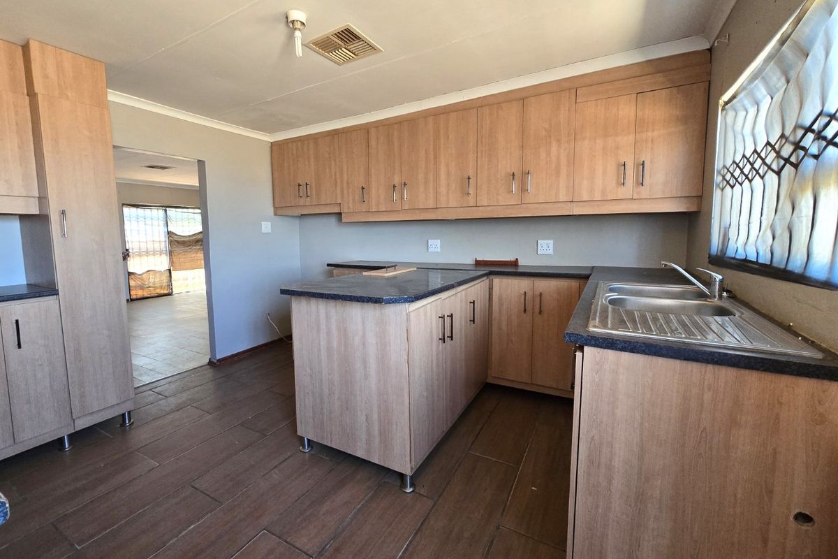 Sturdy Home in Morning Glory, Upington - Photo 2
