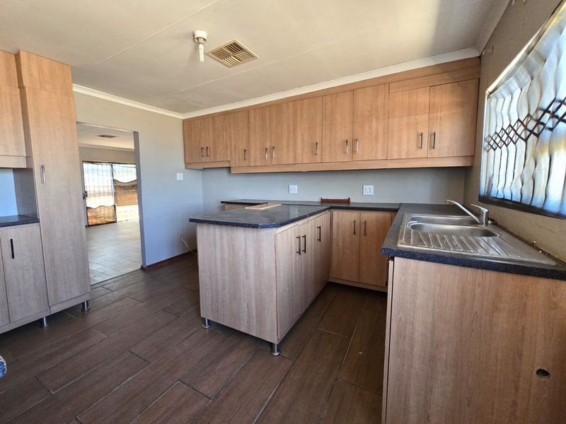Sturdy Home in Morning Glory, Upington - Photo 2