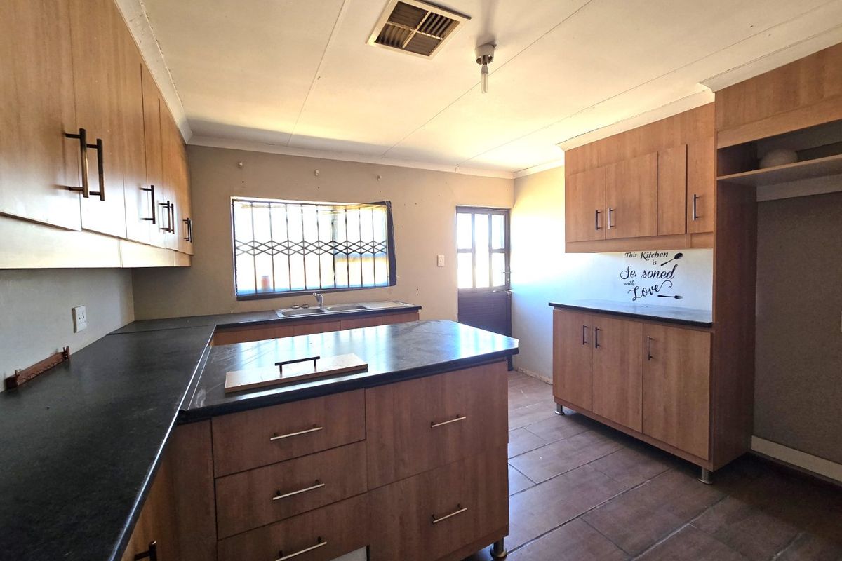 Sturdy Home in Morning Glory, Upington - Photo 4
