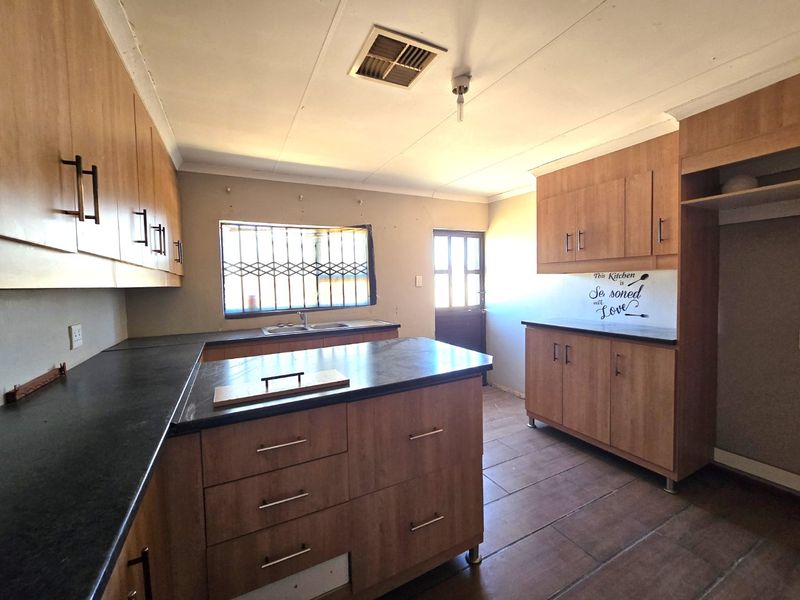 Sturdy Home in Morning Glory, Upington - Photo 4